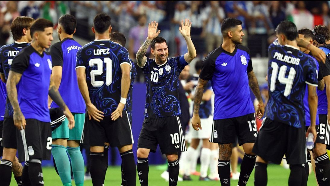 Argentina gunakan jersey kandang