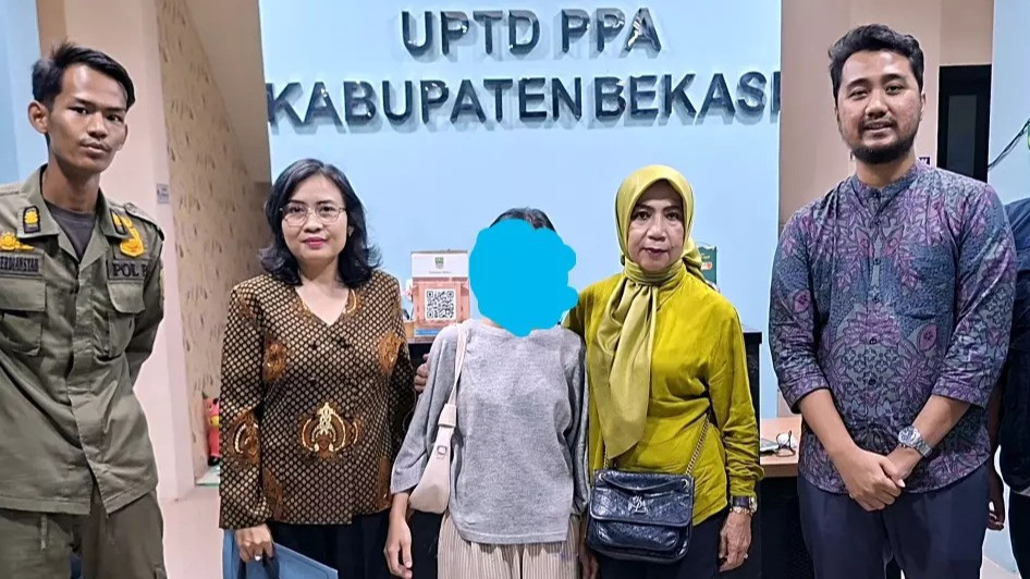 Gadis asal Cikarang Selatan, Kabupaten Bekasi berinisial IA (22) saat melaporkan perbuatan kekerasan seksual oleh ayah kandung dan paman