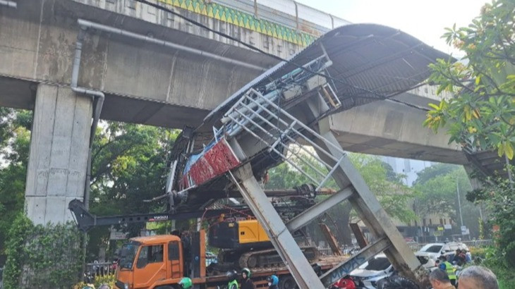 Lalu Lintas di Jalan Kapten Tendean Macet Akibat Truk Angkut Alat Berat Tersangkut JPO, Selasa (14/7/2026)