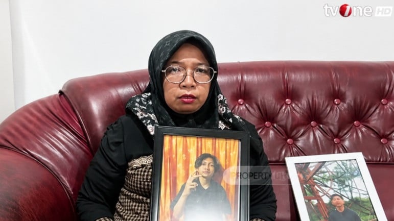 Ade Melriza (47), ibu Ryan Al Ghifari, mahasiswa Prodi TI, Universitas Andalan (Unand) yang hilang misterius