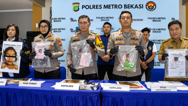 Konferesni Pers kasus Ibu Tiri di Bekasi Diduga Aniaya Anak Usia 4 Tahun hingga Kritis, Pelaksana Harian (Plh.) Kapolres Metro Bekasi, Kombes Pol. Ikhlas Putro Wasono, Senin (13/7/2026).