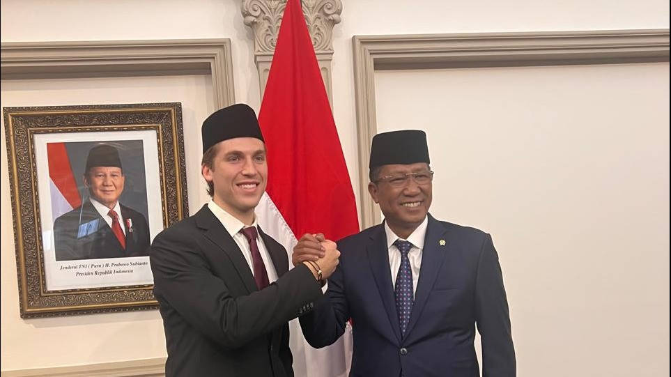 Menteri Hukum RI, Supratman Andi Agtas, resmi mengambil sumpah WNI pesepakbola asal Hawai, USA, Luke Anthony Vickery di KJRI Sydney, Australia.