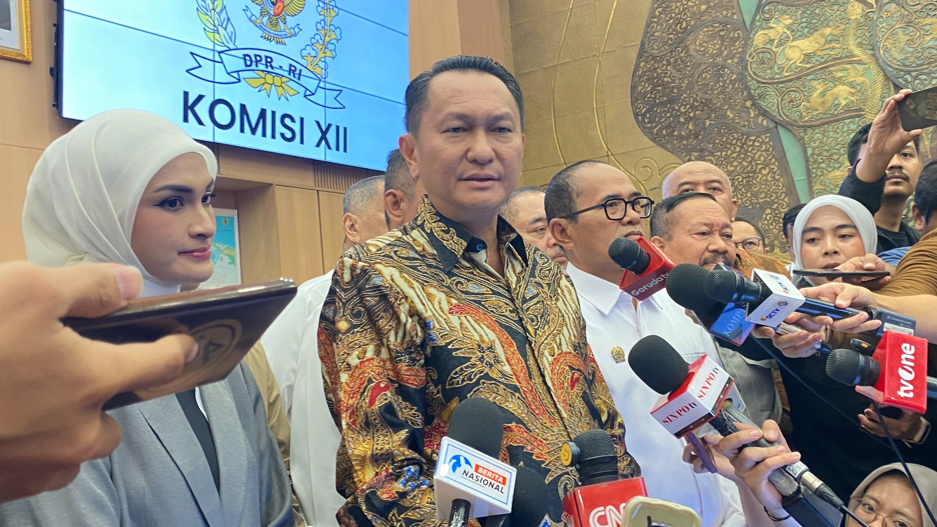 Ketua Komisi XII DPR RI Bambang Patijaya dalam konferensi pers di Gedung DPR, Jakarta Pusat, Kamis (16/7/2026)