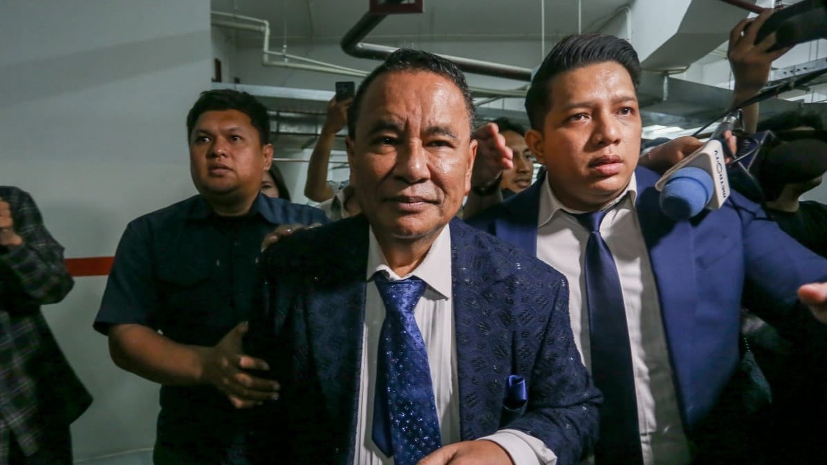 Kuasa hukum tersangka Febrie Adriansyah, Hotman Paris Hutapea, tiba di basement Kejaksaan Agung RI, Jakarta Selatan, Jumat (17/7/2026)