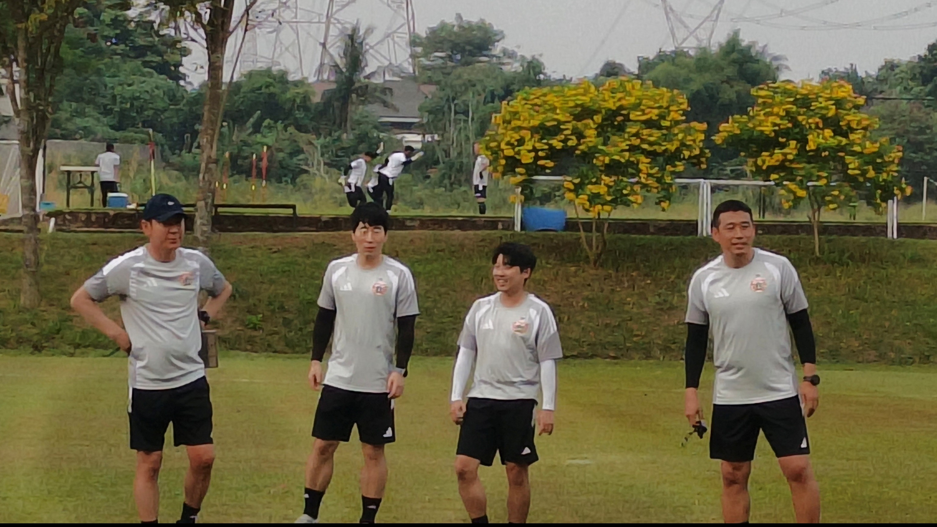 Shin Tae-young bersama Asisten Pelatih Kim Jong-jin di Sesi Latihan Persija Jakarta