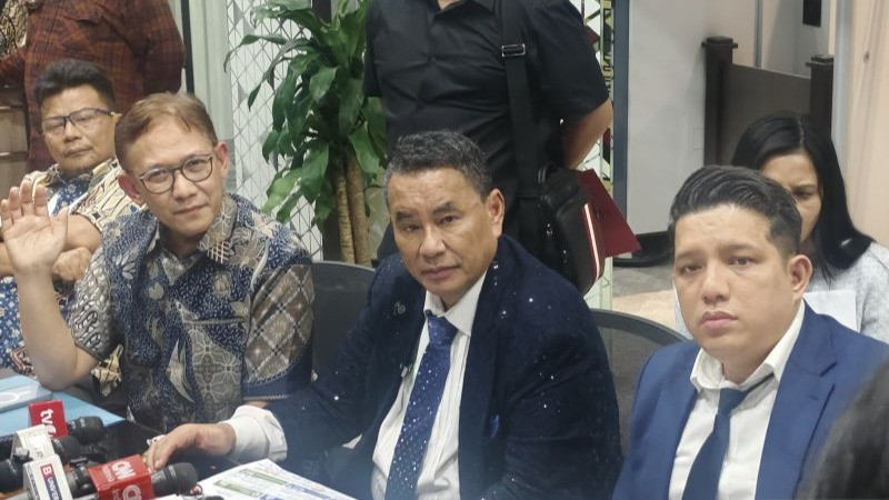 Tim kuasa hukum eks Jaksa Agung Muda Bidang Tindak Pidana Khusus (Jampidsus) Febrie Adriansyah memberikan keterangan pers dalam konferensi pers di Gedung Jampidsus Kejagung, Jakarta, Jumat (17/7/2026).