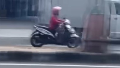 Potret video viral aksi emak-emak mengendarai sepeda motor sambil membunyikan klakson sirine di jalanan di Parepare, Sulawesi Selatan