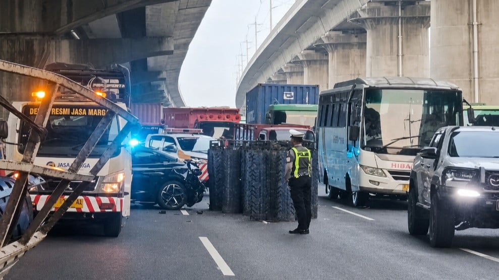 Insiden kecelakaan beruntun 4 kendaraan melibatkan Jeep Lexus dan BYD Seal di KM 26 Tol Jakarta-Cikampek arah Jakarta