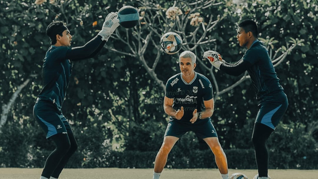 Dua Kiper Timnas Indonesia, Nadeo Argawinata dan Cahya Supriadi