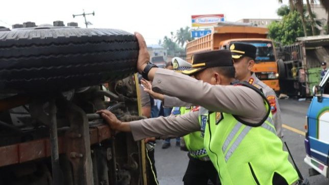 Polda Sumut bersama jajaran melakukan evakuasi kendaraan laka lantas di Kecamatan Sibolagit, Deli Serdang, Jumat (17/7/2026).