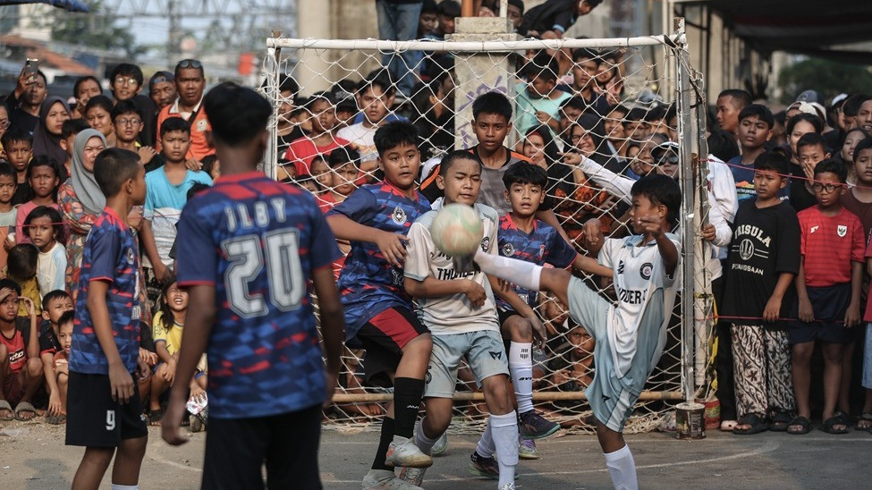 Turnamen Liga Aspal digelar sebagai wadah penyaluran bakat dan kecintaan terhadap sepak bola bagi anak-anak, di kawasan Menteng Jaya, Jakarta, Sabtu (18 Juli 2026).