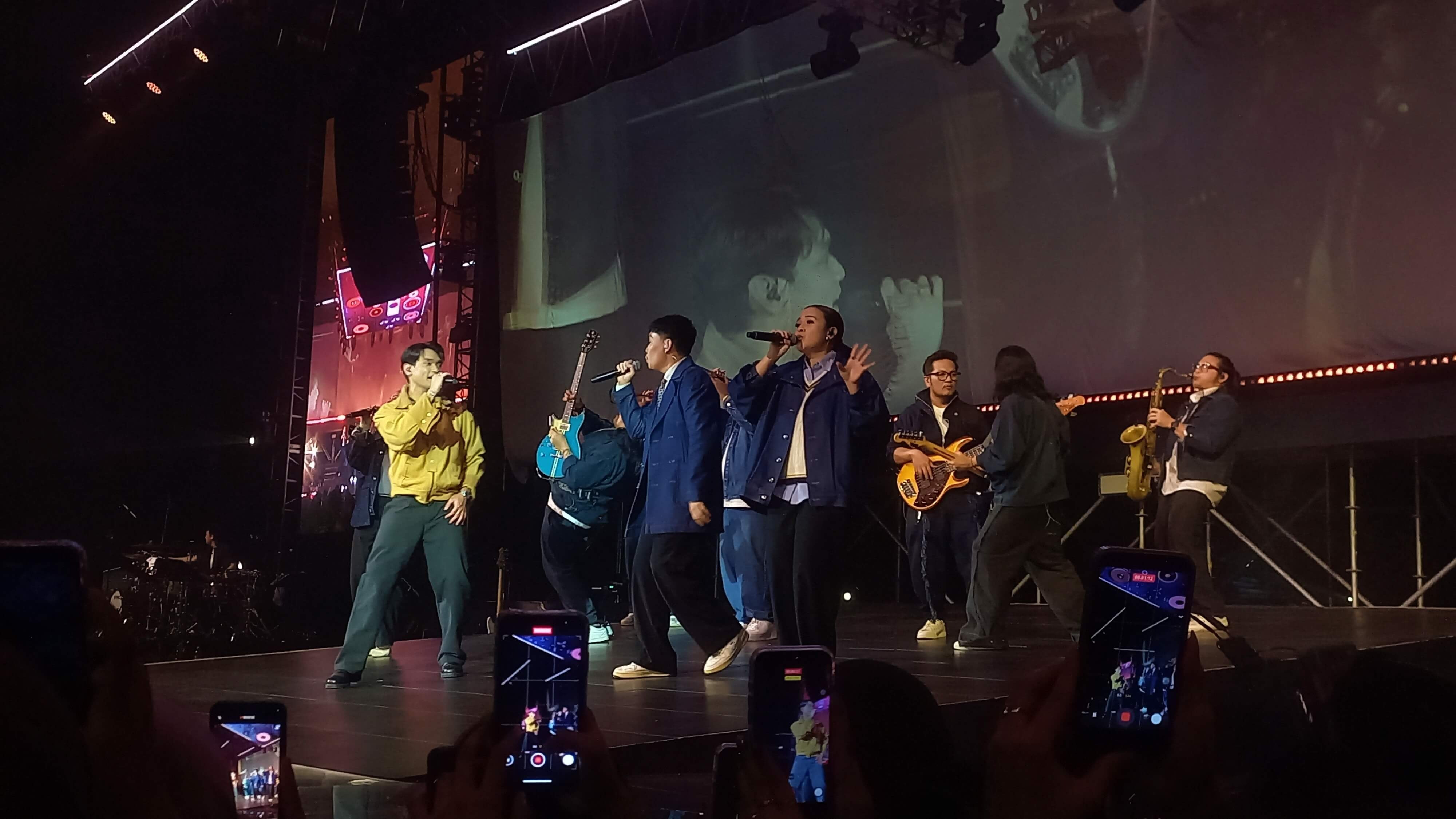 Afgan bersama The Gandarianz dalam konsernya yang bertajuk 