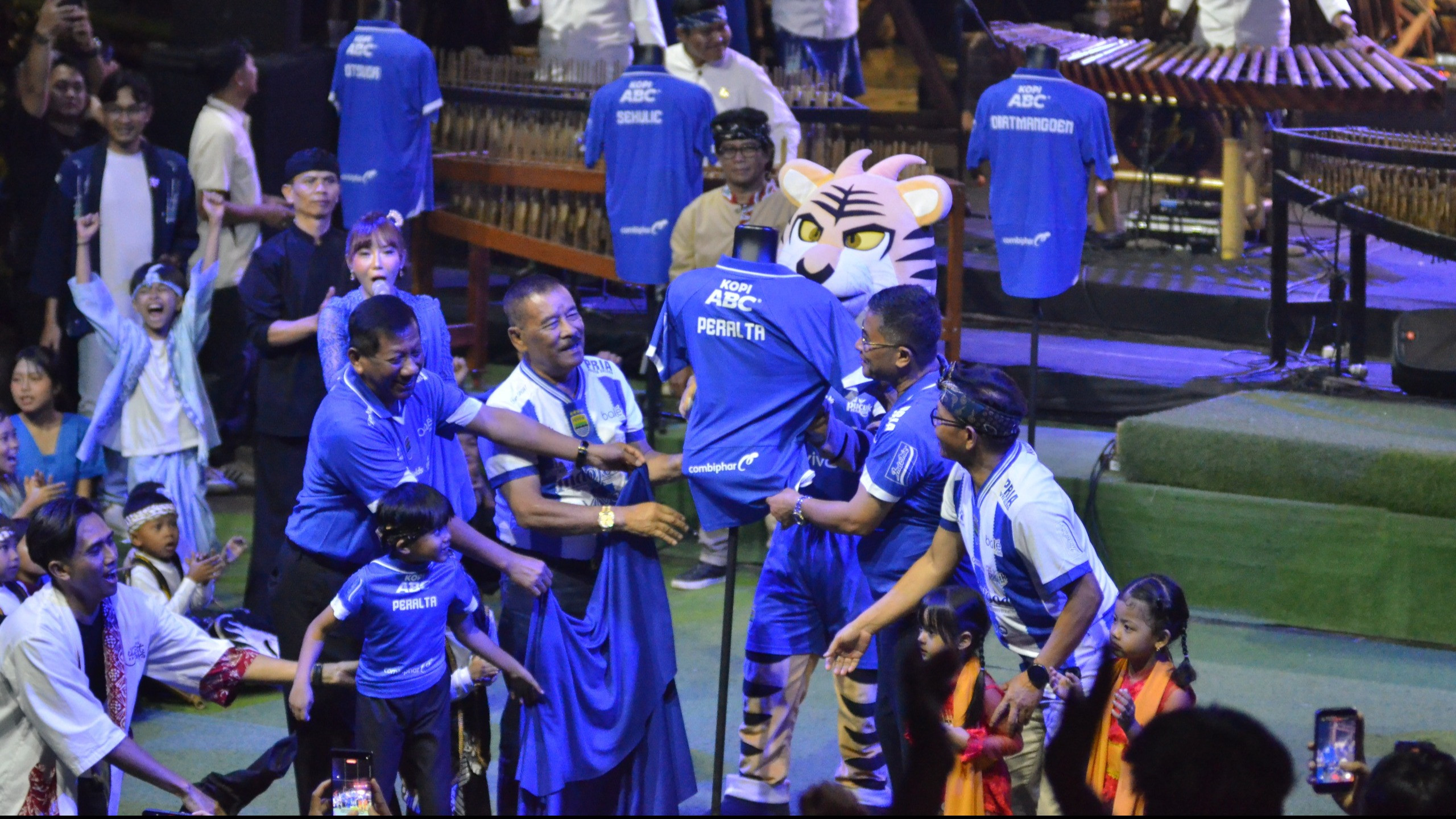 Peralta resmi diperkenalkan ke publik sebagai pemain Persib