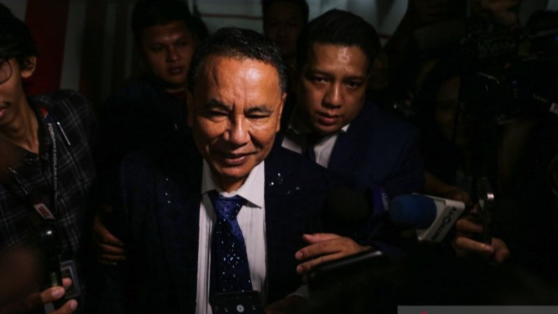 Pengacara Hotman Paris Hutapea (tengah)