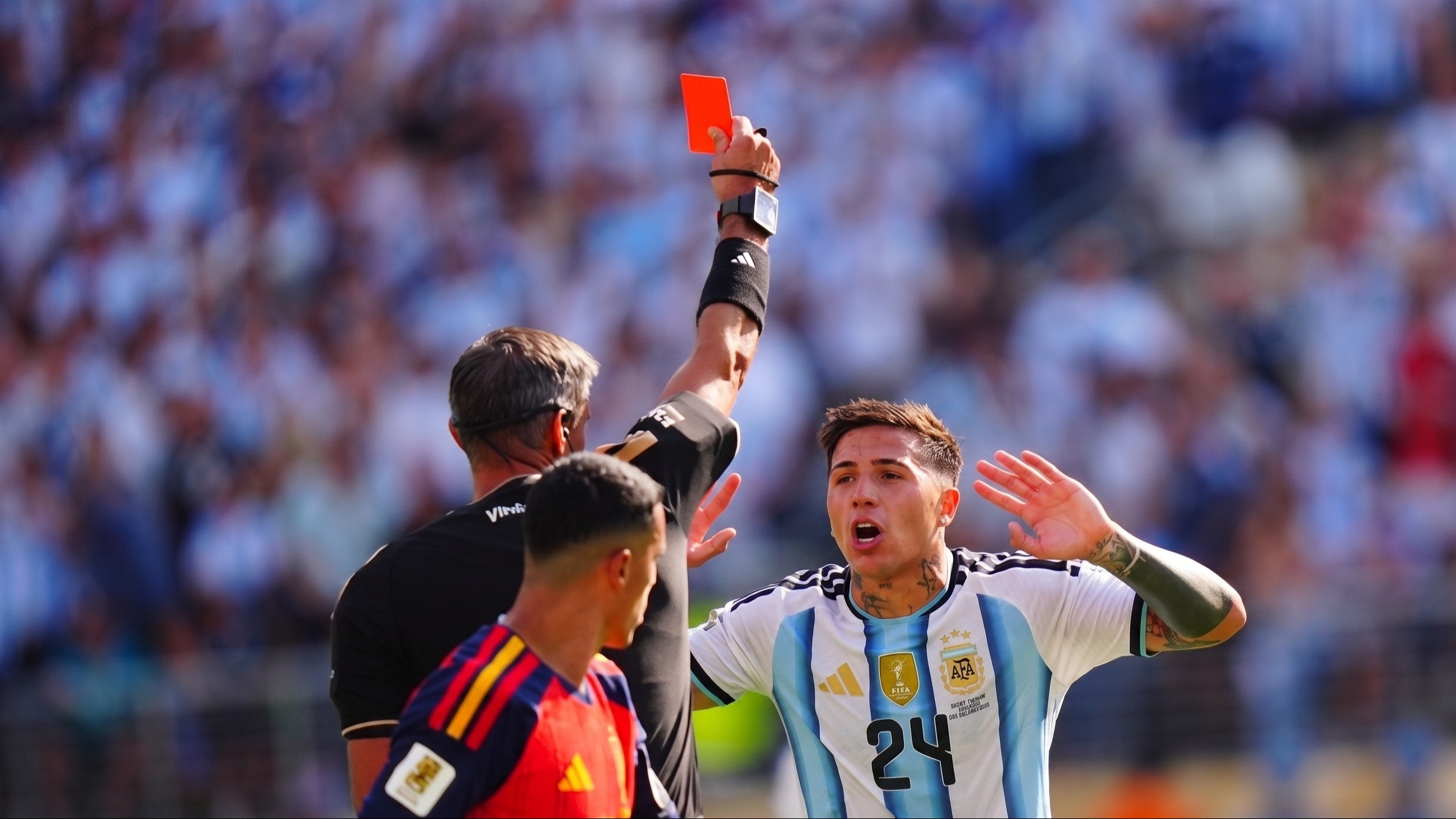 Enzo Fernandez mendapat kartu merah dalam laga final Piala Dunia 2026 antara Spanyol vs Argentina, Senin (20/7/2026) dini hari WIB.