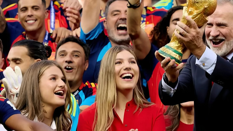 Potret Putri Leonor dan Infanta Sofia, dari Angkat Trofi Piala Dunia 2010 hingga Rayakan Gelar Spanyol 2026
            - galeri foto