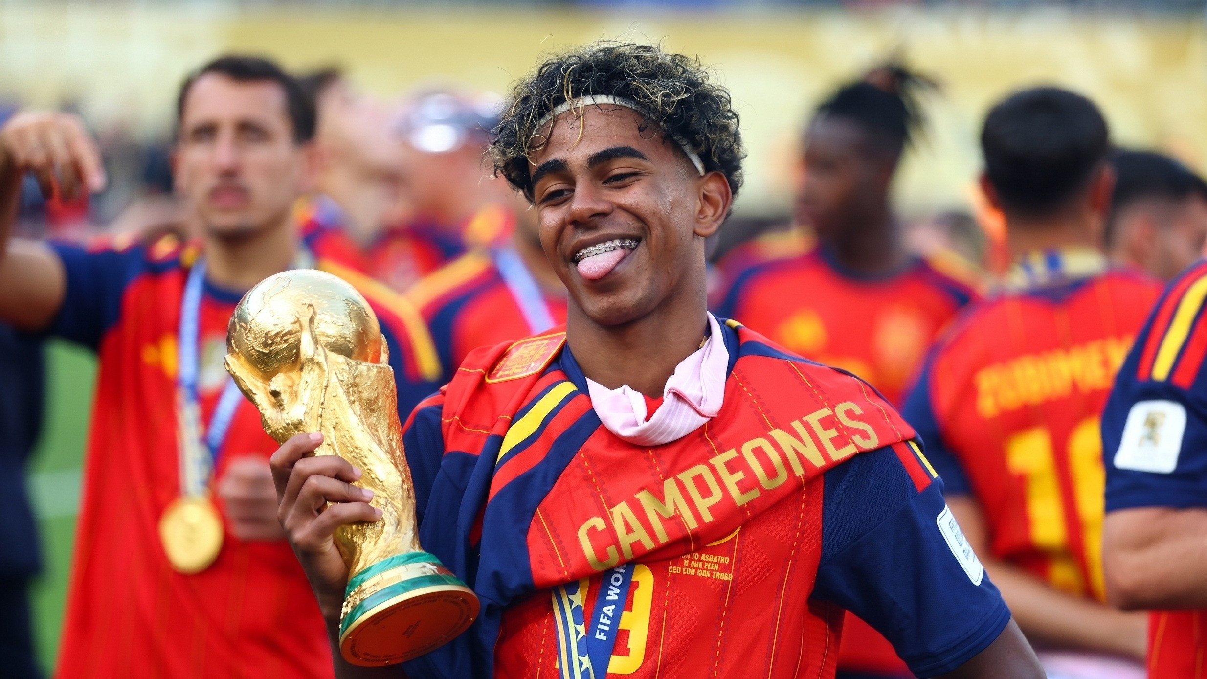 Lamine Yamal usai memenangkan trofi Piala Dunia 2026 bersama Timnas Spanyol