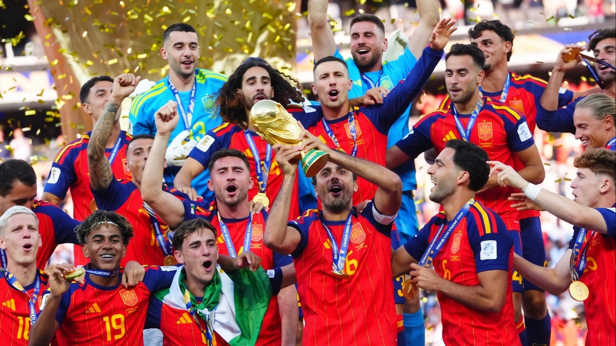 Selebrasi para pemain Timnas Spanyol sambil mengangkat trofi Piala Dunia 2026