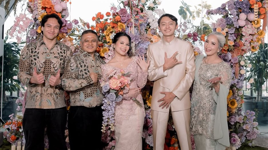 Jefri Nichol di acara pertunangan sang adik.