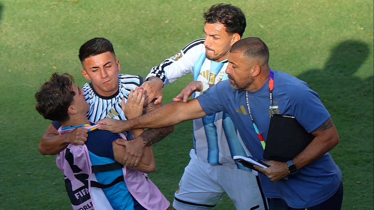 Pemain Argentina melakukan penyerangan terhadap pemain Spanyol usai kalah di Piala Dunia 2026