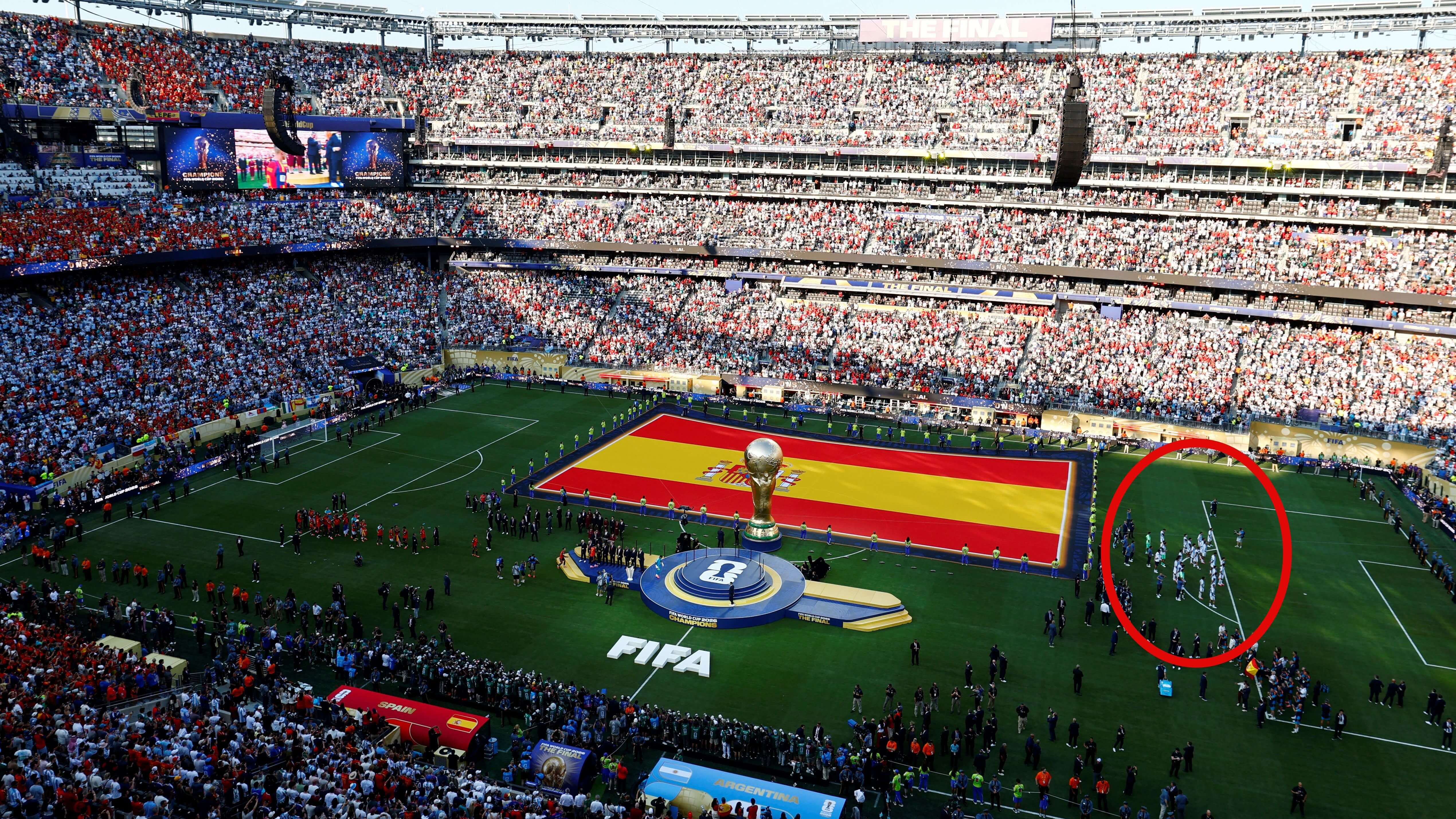 Potret pemain Argentina yang membelakangi bendera Spanyol usai kalah di final Piala Dunia 2026