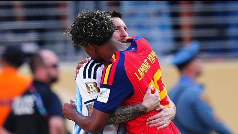 Lionel Messi dan Lamine Yamal