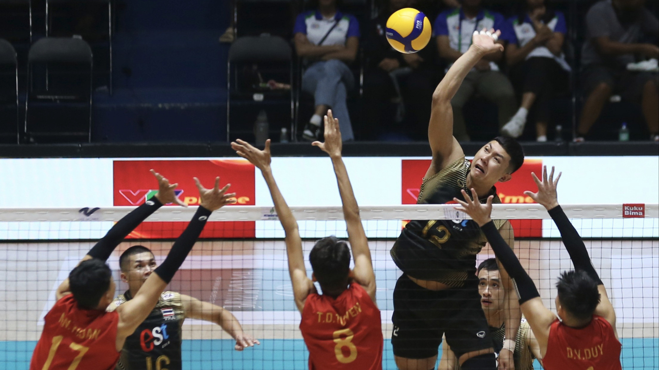 Pemain Thailand (hitam) vs Vietnam (merah) di SEA V Cup 2026.