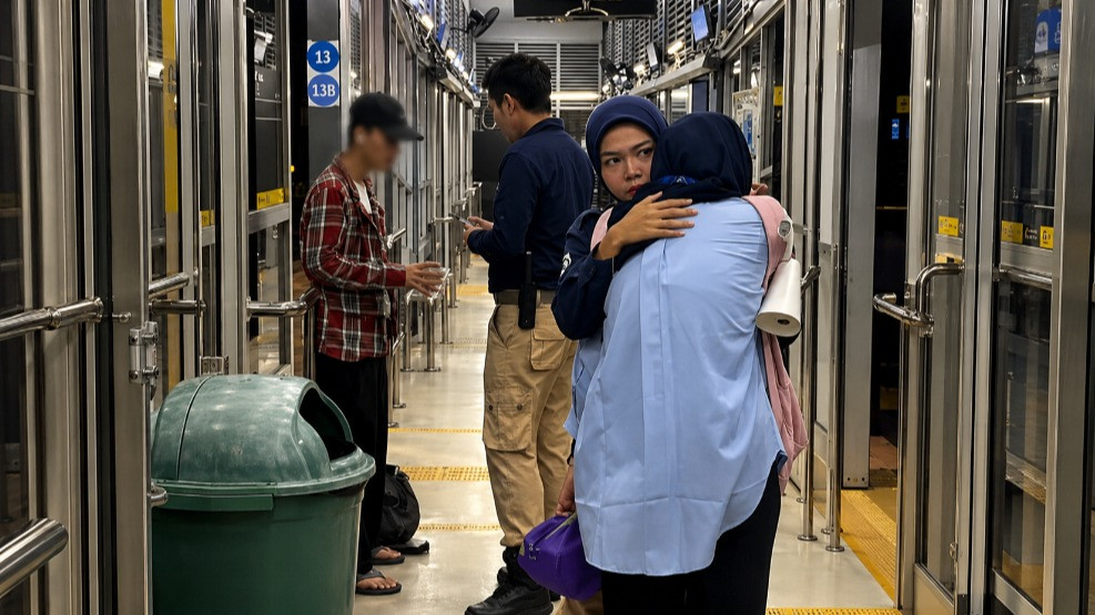Pelaku pelecehan seksual di Bus TransJakarta rute Puri Beta (pria bertopi) dan korban perempuan (pakaian biru) diamankan petugas di Halte Bus TJ Seskoal di Kebayoran Lama, Jakarta Selatan