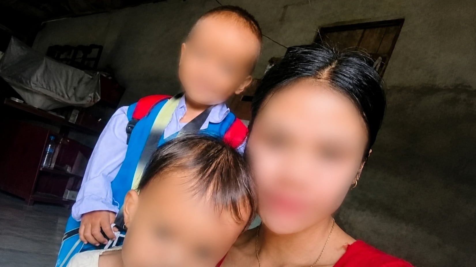 Sosok diduga ibu muda dan 2 anaknya yang ditemukan meninggal dunia di rumahnya di Desa Bancoh, Kecamatan Sungai Tebelian, Kabupaten Sintang, Kalimantan Barat viral di media sosial