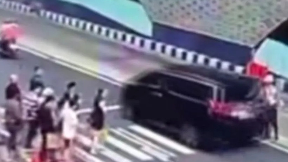 Viral! Alphard Terobos Lampu Merah di Jakpus, Polisi Panggil Pemilik hingga Security untuk Klarifikasi