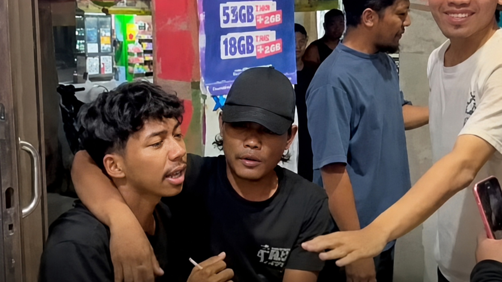 Seorang pria (kiri) saat diamankan warga hingga dihajar korban akibat tidak membayar jasa kencan (open BO) & Maling HP PSK di Karawang viral