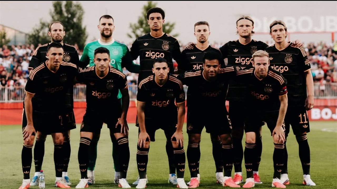 Maarten Paes bersama skuad Ajax Amsterdam