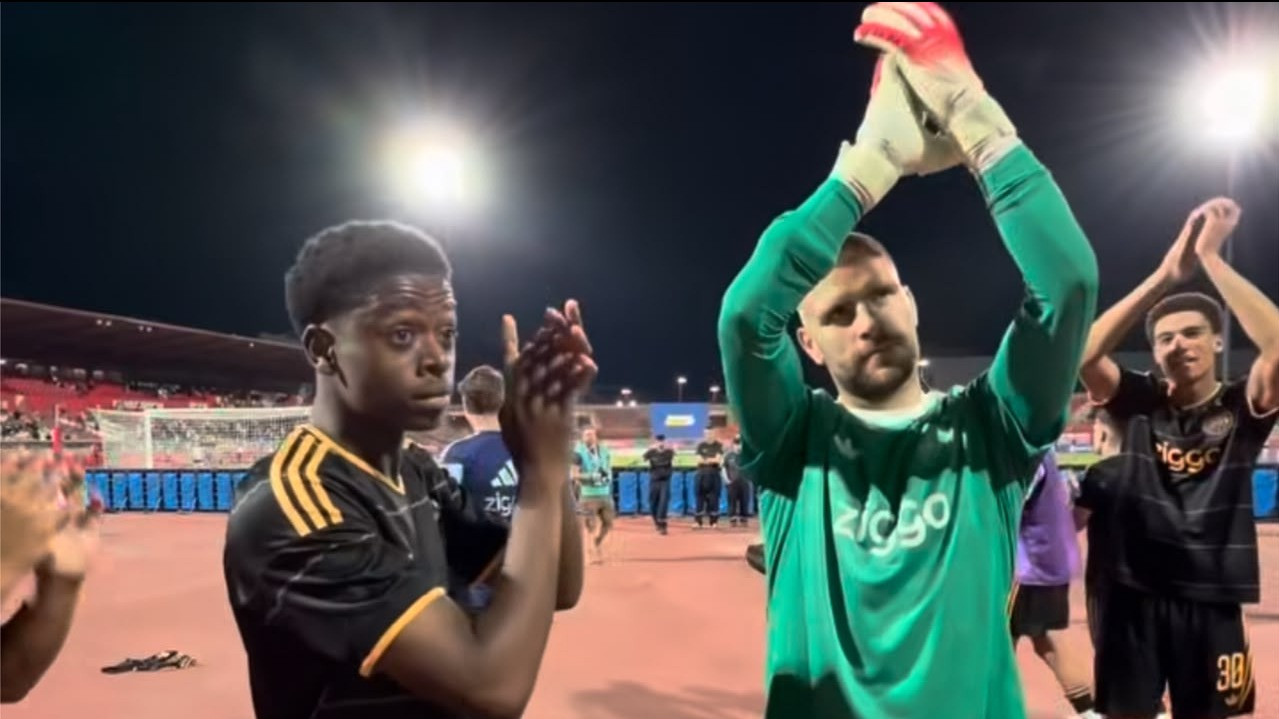 Maarten Paes bersama skuad Ajax Amsterdam