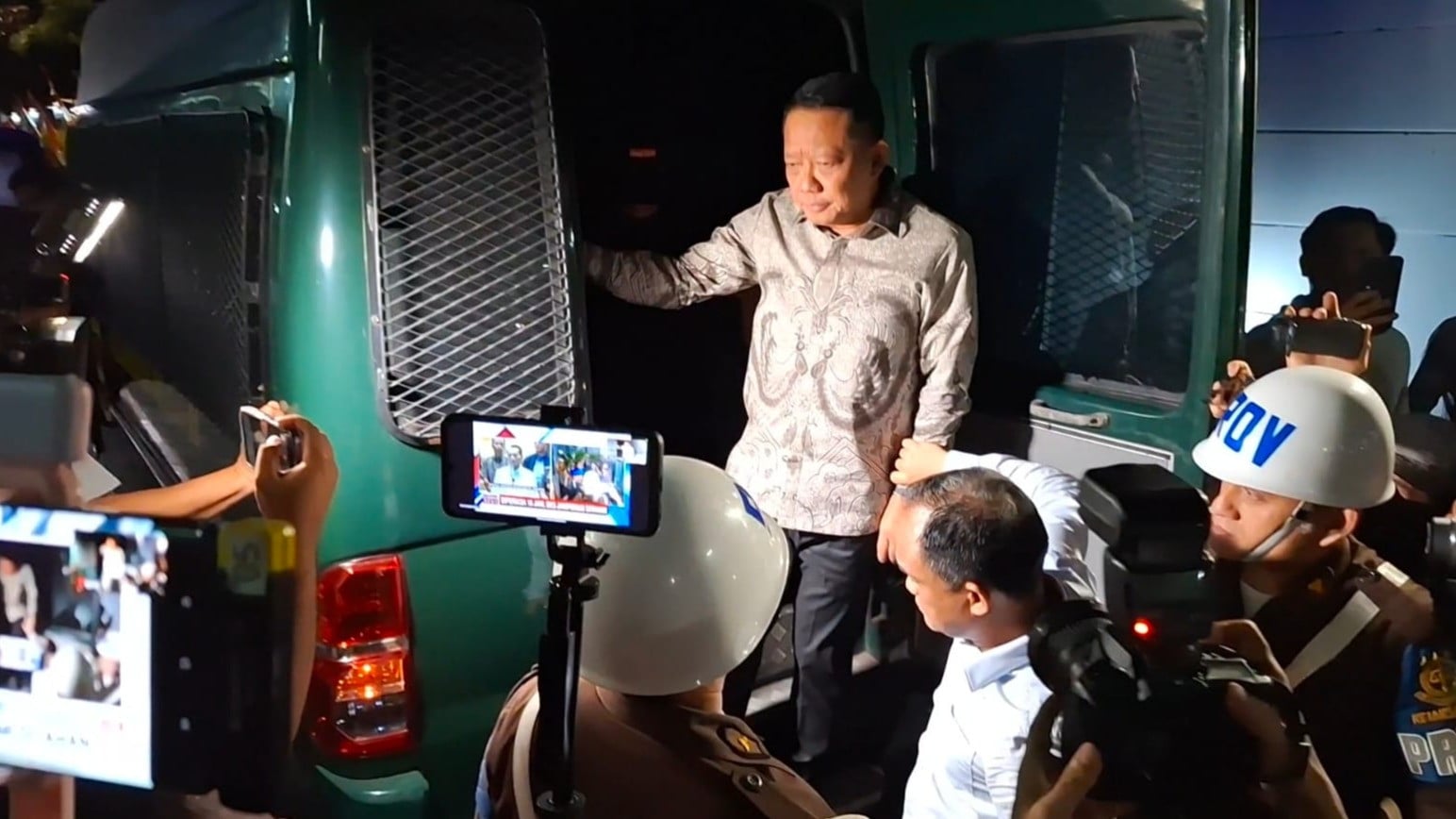 Eks Jampidsus Febrie Adriansyah saat akan menaiki mobil tahanan Kejagung.
