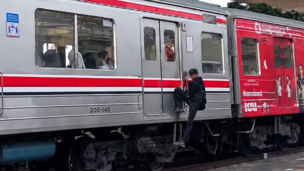 Pria spiderman bergelantungan di luar gerbong KRL dari Stasiun JIS ke Stasiun Ancol viral di media sosial