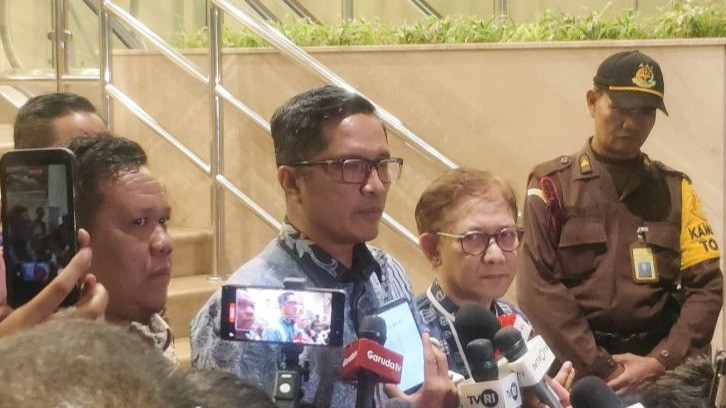 Kuasa hukum mantan Jampidsus Febrie Adriansyah, Febri Diansyah (tengah), memberikan keterangan pers di Gedung Utama Kejaksaan Agung, Jakarta, Jumat (24/7/2026).