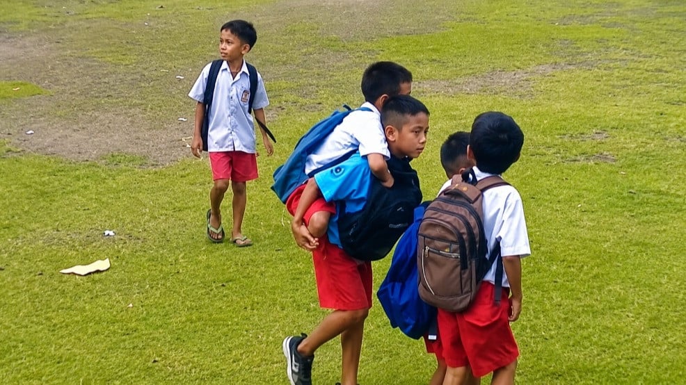 4 siswa SDK Marada Mbalar di Desa Prai Witu, Kecamatan Ngadu Ngala, Kabupaten Sumba Timur, Nusa Tenggara Timur (NTT) membantu teman sekelas penyandang disabilitas saat pulang sekolah viral di media sosial