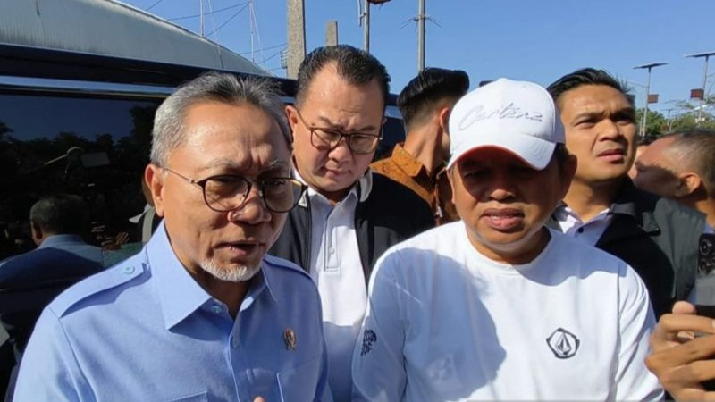 Menko Pangan Zulkifli Hasan (kiri) dan Gubernur Jabar Dedi Mulyadi (kanan) memberikan keterangan di Arcamanik Bandung, Jumat (24/7/2026).