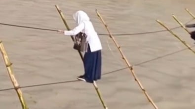 Perjuangan seorang siswi SMP di Desa Pendawi, Kabupaten Gayo Lues, Aceh saat melintasi bekas jembatan putus viral