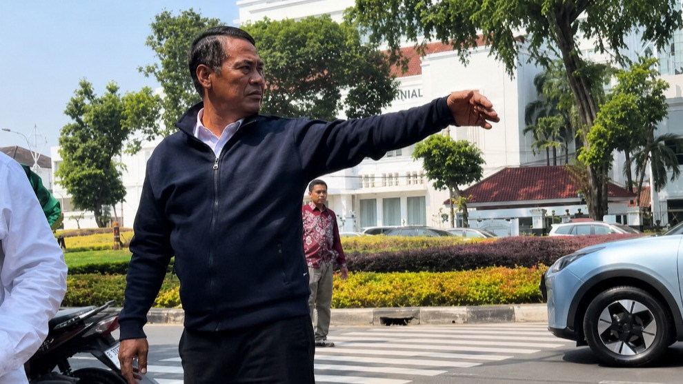 Momen Menteri Pertanian (Mentan), Andi Amran Sulaiman saat menolong korban kecelakaan lalu lintas di pinggir jalan kawasan Menteng, Jakarta Pusat viral