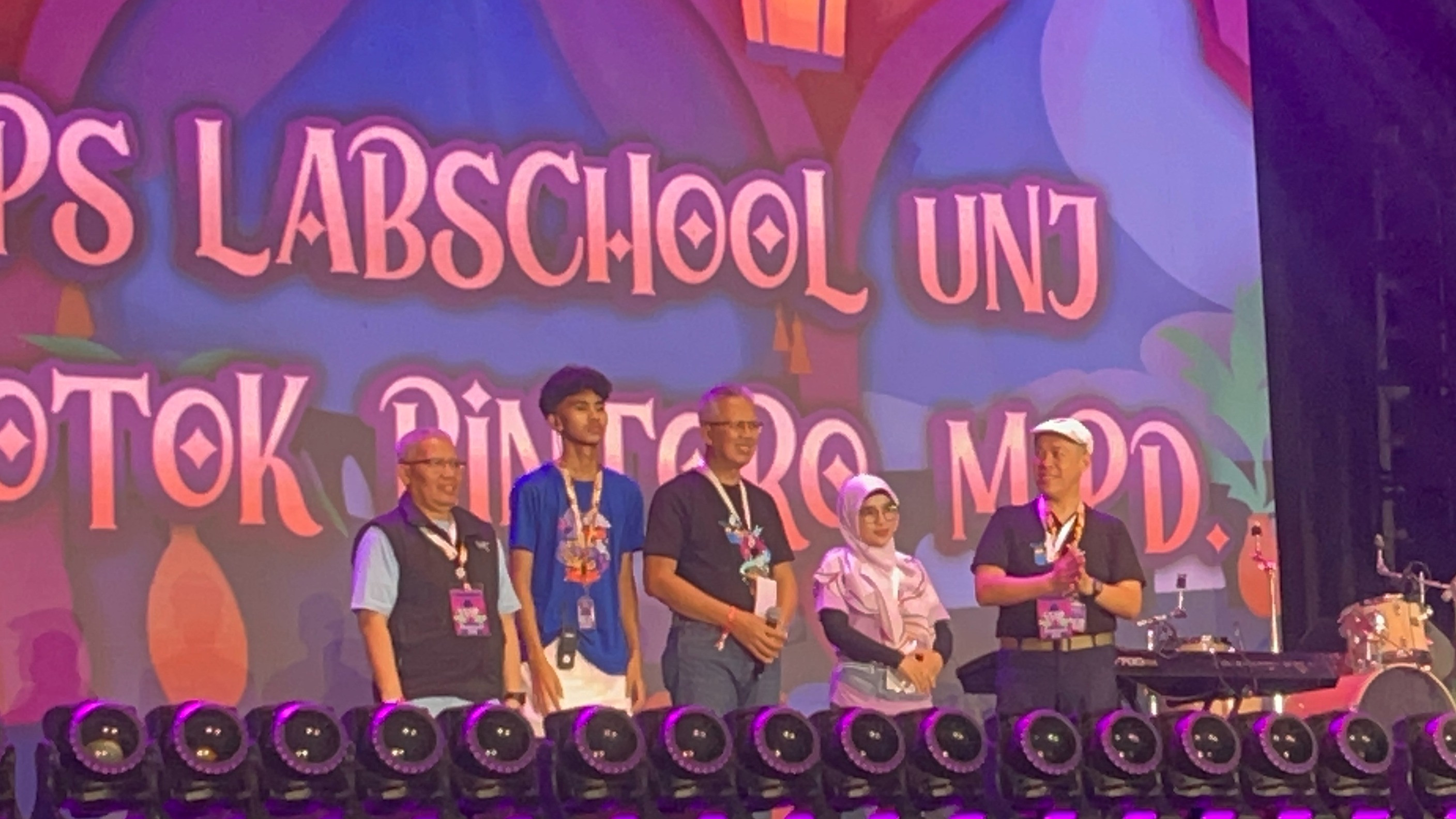 Konferensi pers pentas seni RENDEZVOUS 2026 SMA Labcshool Cirendeu