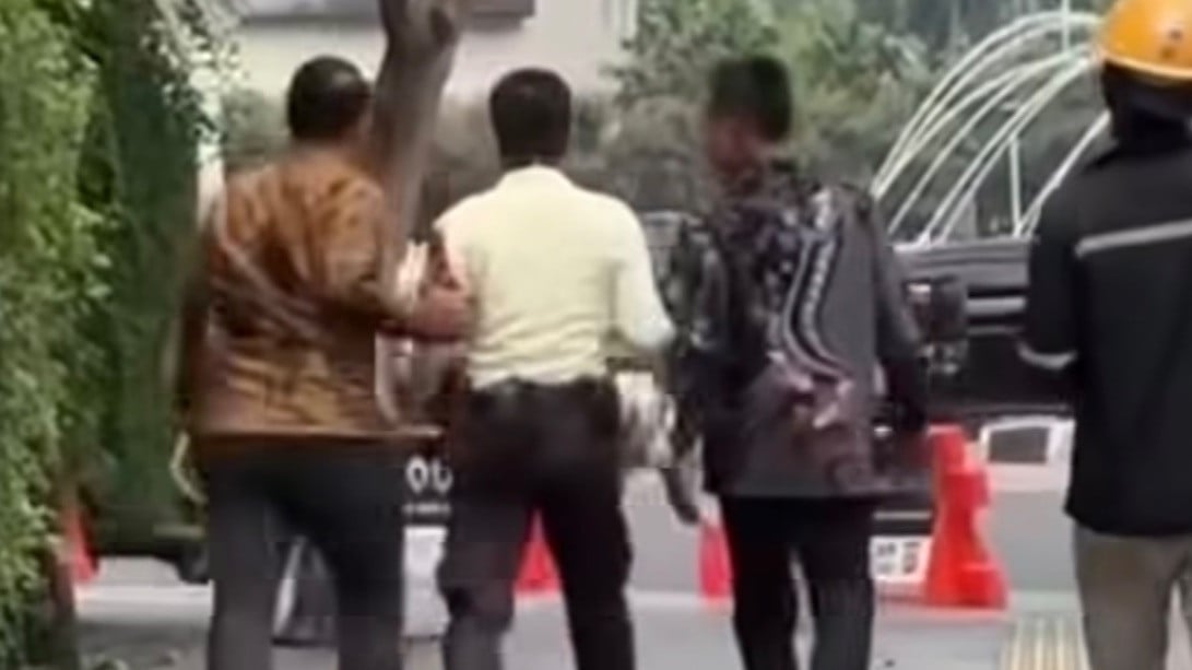Anggota Polda Jabar cekcok dengan sekuriti di Bundaran HI.