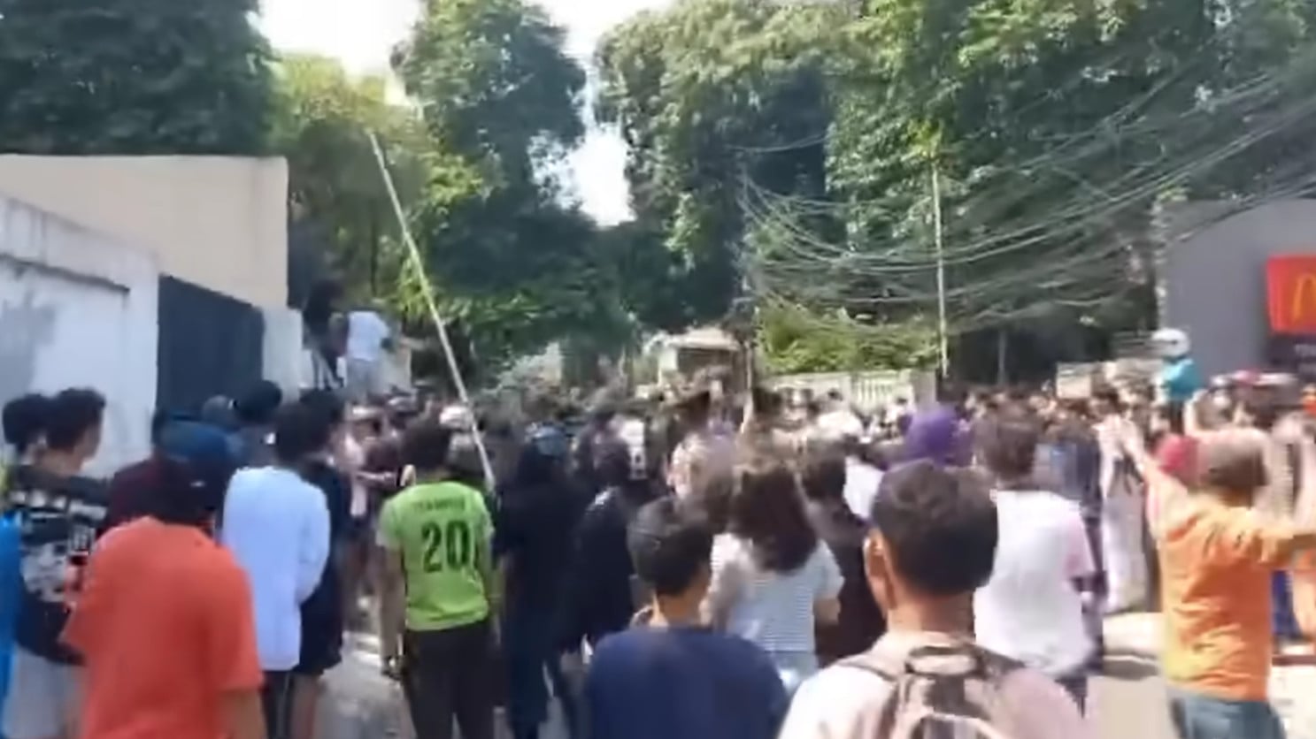 Bentrokan maut antara dua kelompok warga yang terjadi di Jalan Tambak, Menteng, Jakarta Pusat.