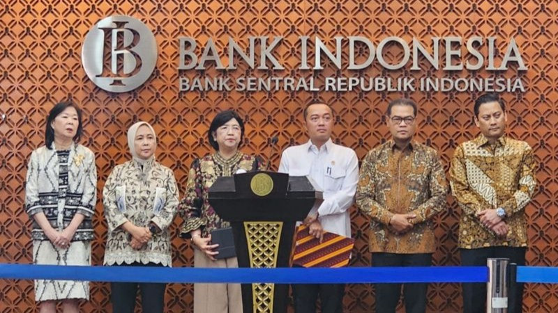Menteri Sekretaris Negara Prasetyo Hadi (tengah) menghadiri konferensi pers pengunduran diri Gubernur Bank Indonesia Perry Warjiyo di kantor Bank Indonesia, Jakarta, Senin (27/7/2026).