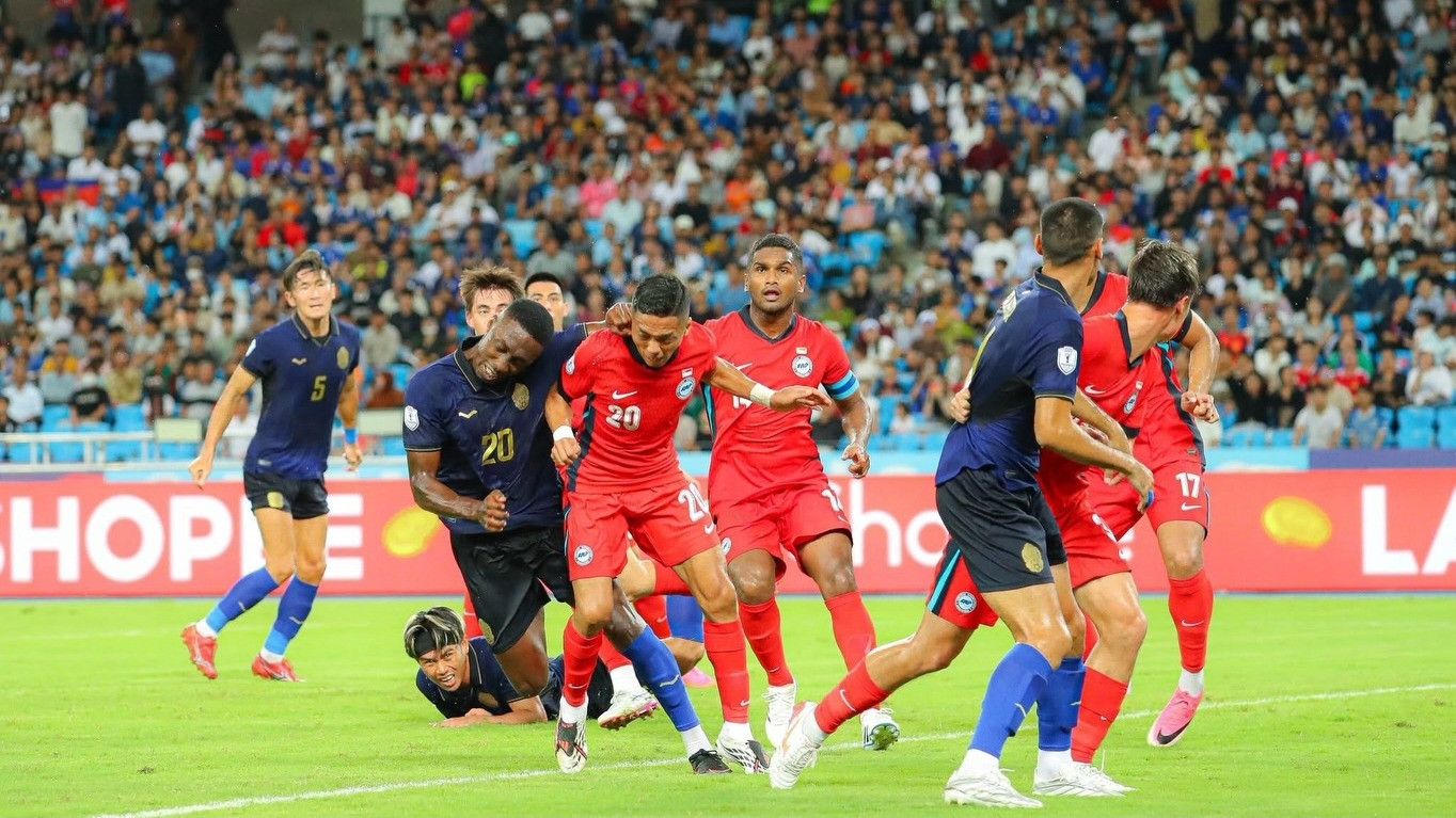 Timnas Kamboja (jersei biru) saat melawan Singapura di Piala AFF 2026