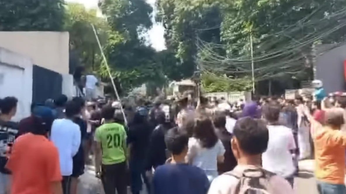 Suasana kerusuhan di Jalan Tambak, Menteng, Jakarta Pusat.