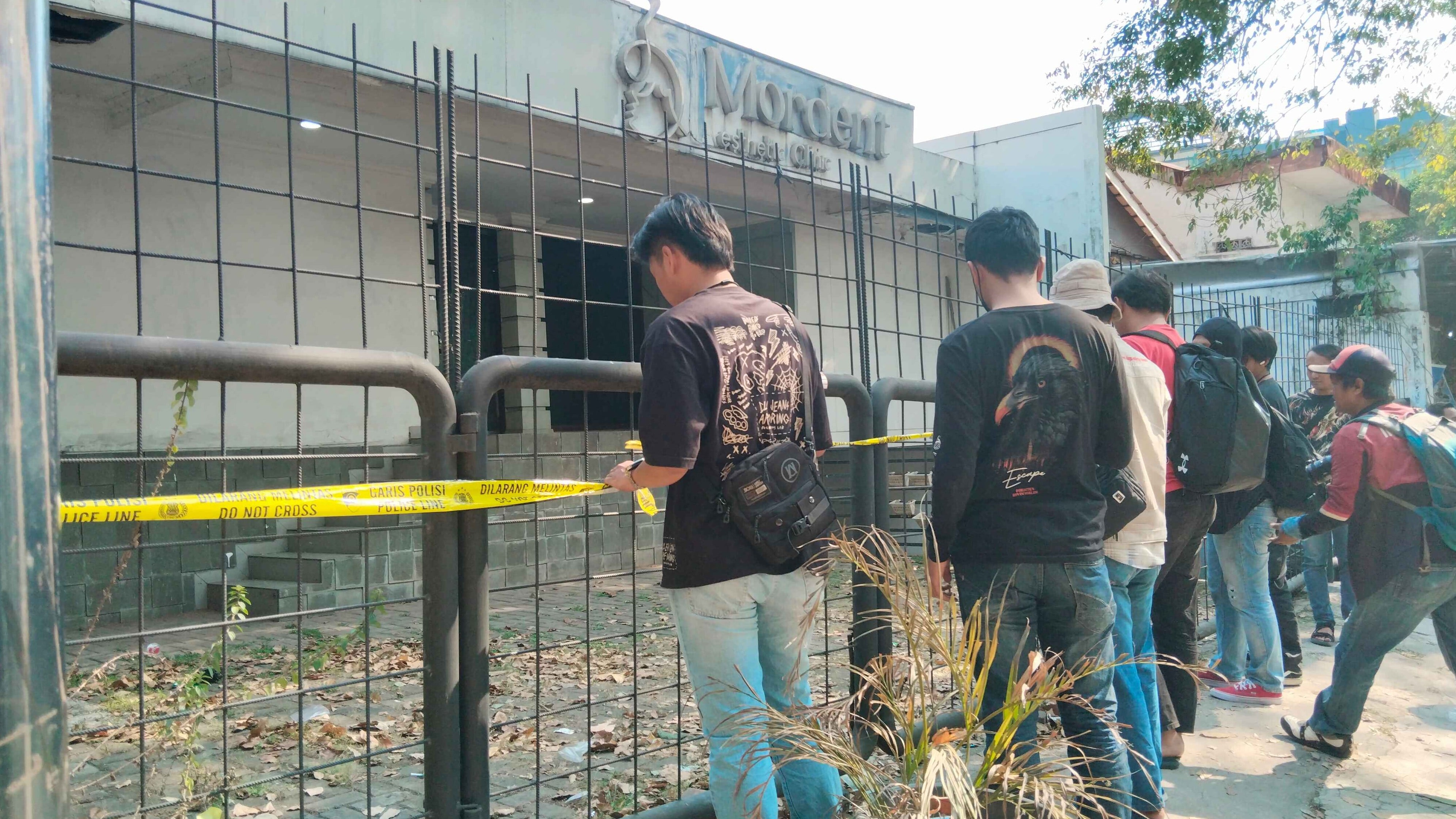 Polisi melakukan olah TKP ditemukannya mayat yang diduga kepala rumah tangga mantan Jampidsus Febrie Adriansyah bernama Sutrimo.