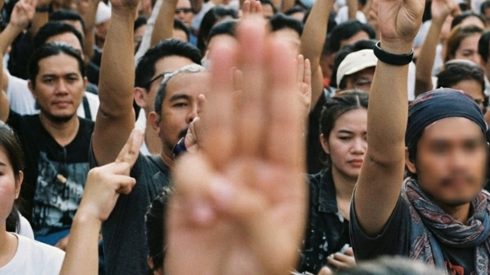 Ilustrasi Tahukah Kamu? Ternyata Isyarat 3 Jari The Hunger Games Kini Jadi Simbol Perlawanan Global