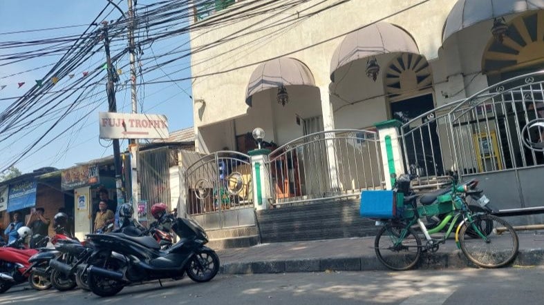 Lokasi penjual nasi uduk di depan Masjid Jami Matraman di Jalan Matraman Dalam, Kelurahan Pegangsaan, Menteng, Jakarta Pusat, Senin (27/7).