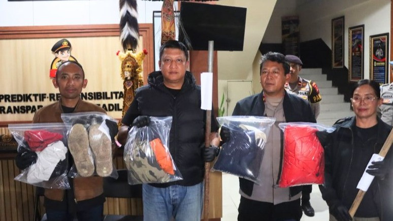 Kapolres Tabanan AKBP I Putu Bayu Pati menunjukkan barang bukti kasus dugaan pengeroyokan terhadap seorang pria di Tabanan, Bali.